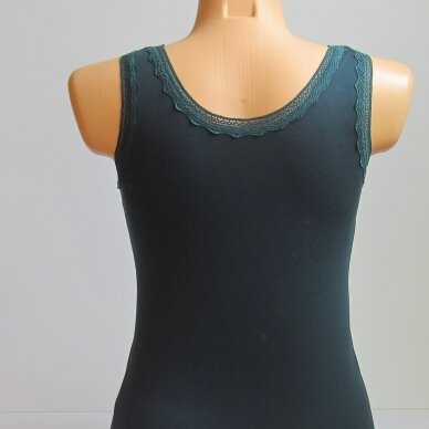 Apatiniai marškinėliai iš modalo moterims plačiomis petnešomis ir trikampiu kaklu iš modalo DI 8008 tamsiai žalia 1
