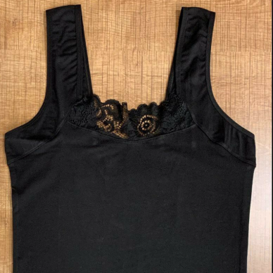 Apatiniai marškinėliai moterims plačiomis petnešomis, storu nėriniu, modalas Belinay 0645 juoda